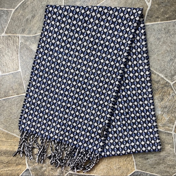 Banana Republic Scarf - Picture 4 of 10